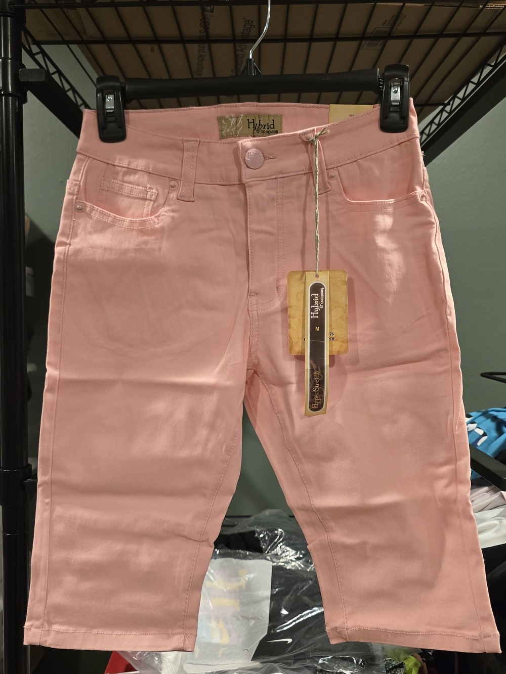Hybrid & company Women’s Light Pink Cropped Stretch Denim Shorts med